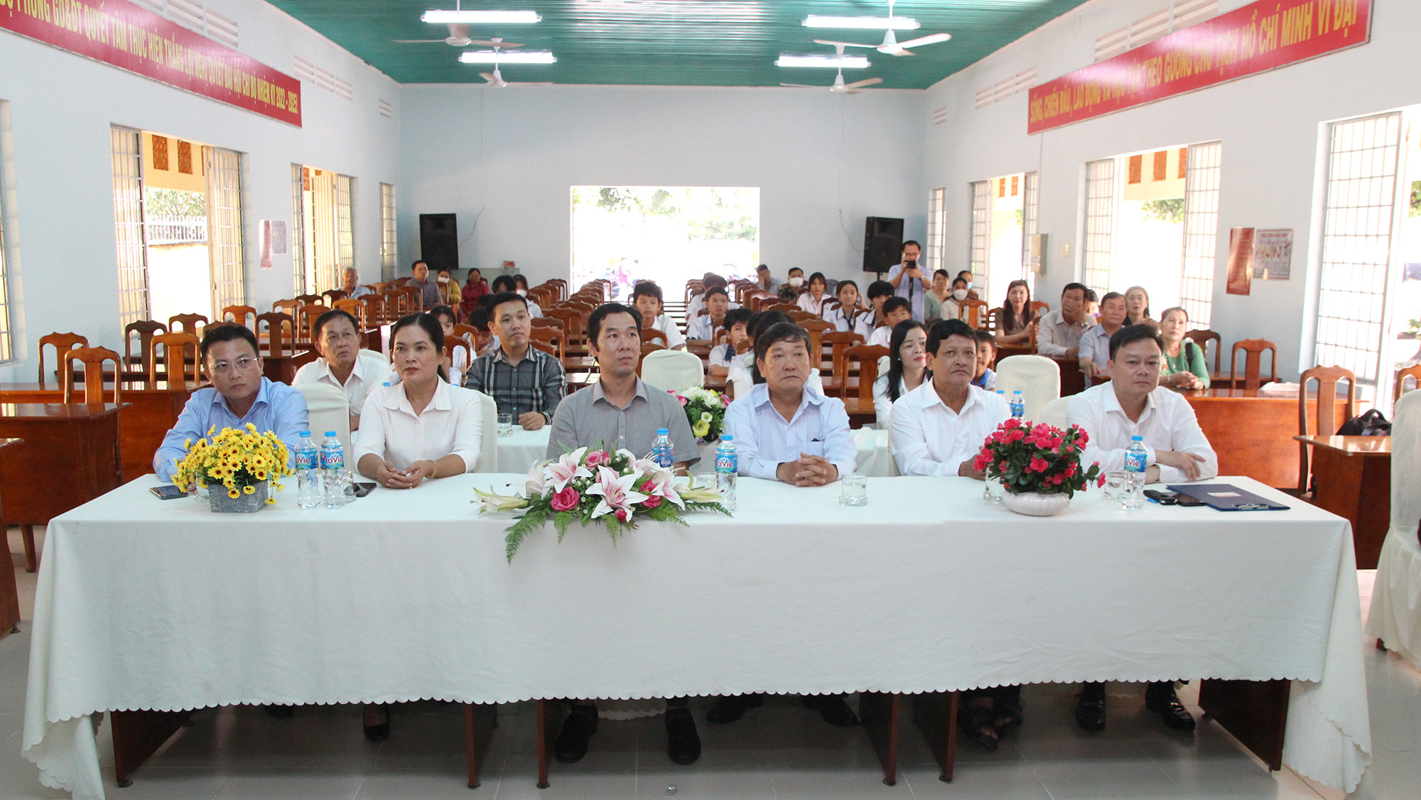 Quang cảnh Trao học học bổng “Tiếp sức đến trường” tại huyện Châu Thành, tỉnh Tây Ninh (Ảnh: H.Hào).